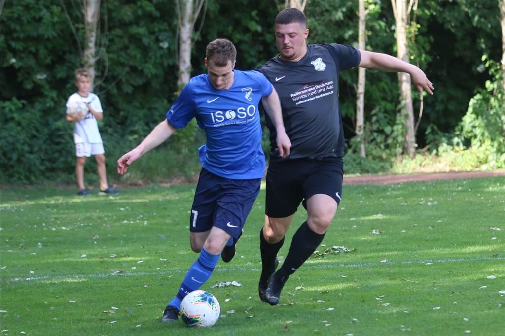 Party, Pyros, Aufstieg: TuS Niederaden bleibt vor PSV Bork – Fröndenberg-Hohenheide ohne Chance Marvin Müller (l.) und der TuS Niederaden waren zu stark für Sebastian Cani und den SC Fröndenberg-Hohenheide.