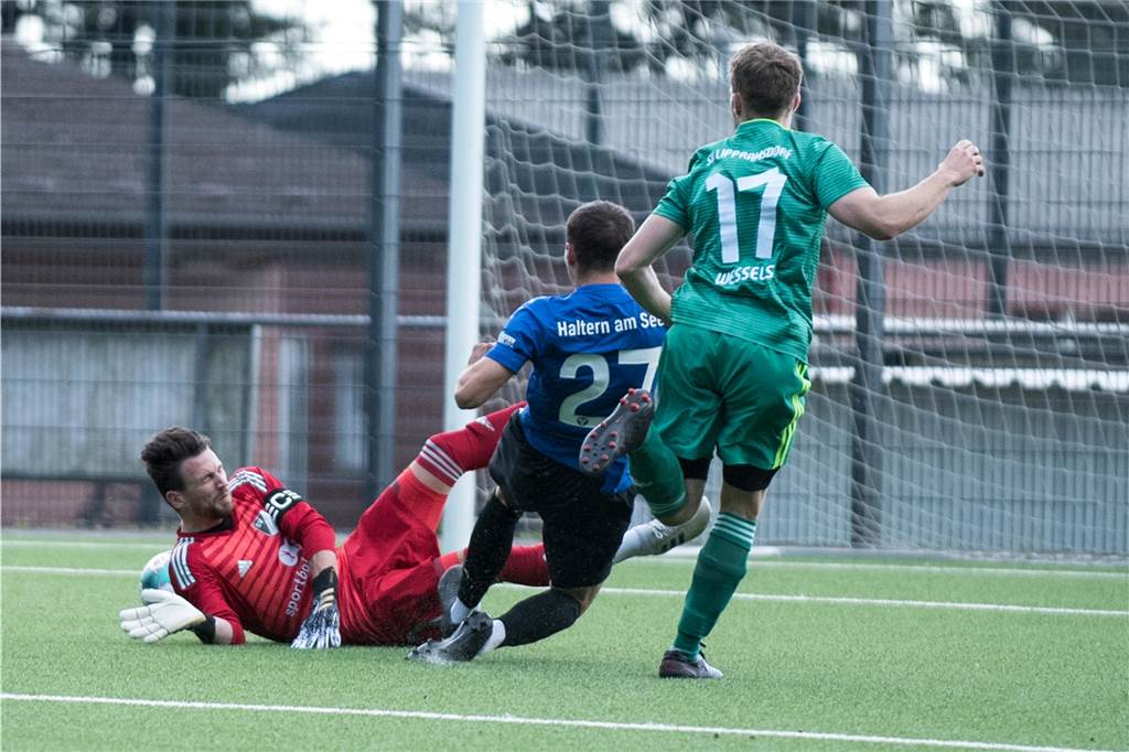 Remis im Derby: Der TuS Haltern verzweifelt an Lippramsdorfs Niehaus Marvin Niehaus (l.) war der Mann des Abends. An dem Lippramsdorfer Torhüter bissen sich die Spieler des TuS Haltern am See die Zähne aus.