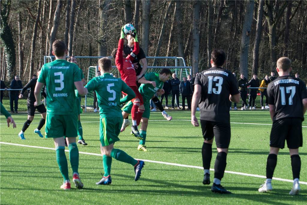 LSV-Kapitän: 12:0-Forderung „uns und der eigenen Mannschaft gegenüber nicht fair“ Marvin Niehaus (rot) lieferte der Spvgg. Erkenschwick mit dem SV Lippramsdorf einen starken Kampf, musste sich am Ende aber knapp geschlagen geben.