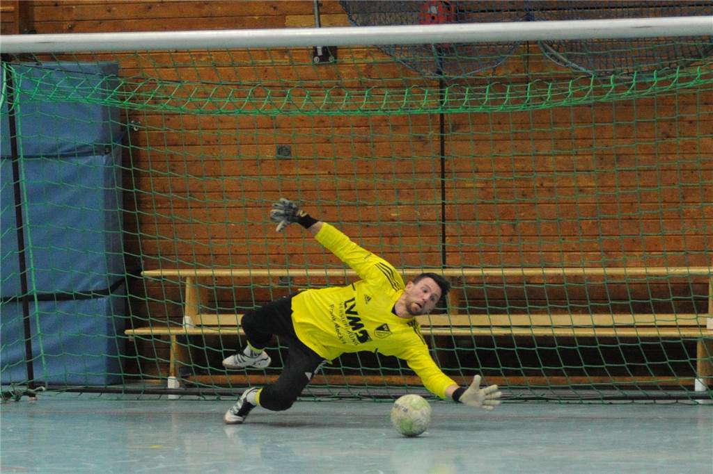 Welche Top-Spieler bei der Hallen-Stadtmeisterschaft fehlen - und wer dabei ist Marvin Niehaus sicherte dem SV Lippramsdorf mit zwei gehaltenen Neunmetern den Einzug ins Finale, diesmal wird er nicht dabei sein. Der Keeper hat aufgehört.