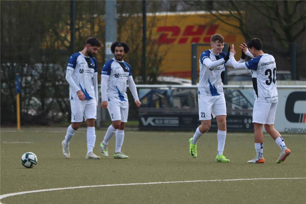 Gegen A-Liga-Topteam: Traumstart und Wackelphasen beim Königsborner SV Marvin Pietryga (2.v.r) klatscht nach seinem Tor zum 4:0 für den Königsborner SV mit Tony Bao Nguyen (r.) ab.