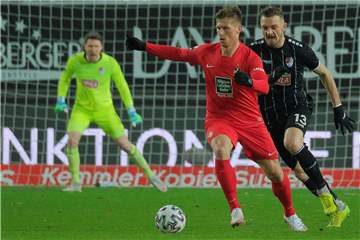Marvin Pourié (2. v. r.) und der FC Kaiserslautern konnten erneut keinen Sieg einfahren.