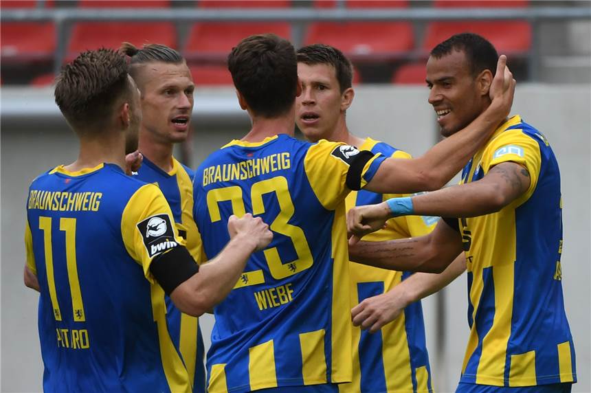 Pourié und Öztürk verpassen mit Eintracht Braunschweig wichtige Punkte gegen Bayern II Marvin Pourié (2.v.l.) spielt mit Eintracht Braunschweig um den Aufstieg in die 2. Liga.
