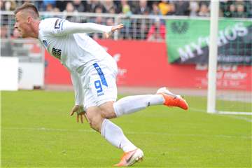 Marvin Pourié, hier noch im Trikot des Karlsruher SC, und der FC Kaiserslautern hatten Grund zum Jubeln.
