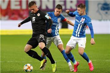 Marvin Pourie (l.) steht mit dem 1. FC Kaiserslautern unter Zugzwang.