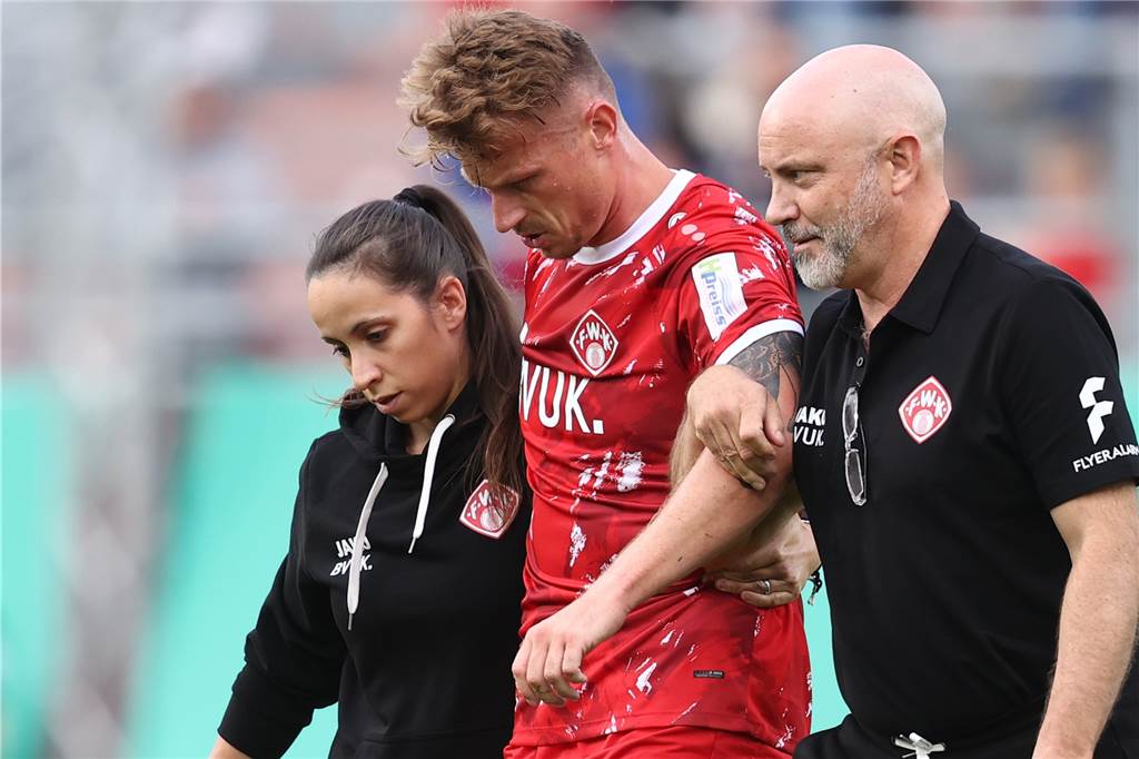 Werner Fußballprofi Marvin Pourié: „So eine Wahl wie Würzburg wird es nicht mehr geben“ Marvin Pourie (M.) von den Würzburger Kickers wird bereits nach einer Viertelstunde im Erstrundenduell mit dem SC Freiburg im DFB-Pokal verletzt vom Platz begleitet.
