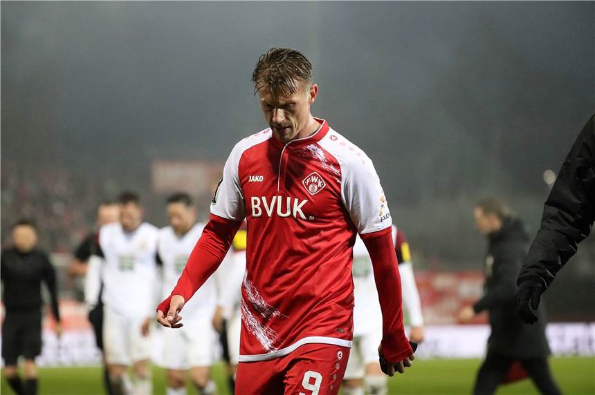 Marvin Pourié und die Würzburger Kickers sind abgestiegen Marvin Pourié und die Würzburger Kickers sind in die Regionalliga abgestiegen.