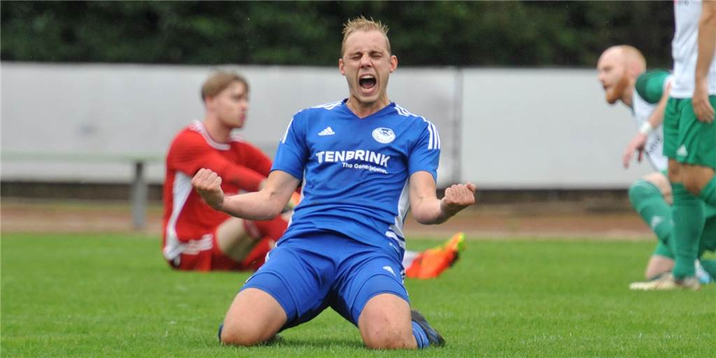Mit Video: SuS Stadtlohn stürmt auf den Ligathron Marvin Robert lässt all seine Freude heraus. Der Stadtlohner Stürmer hat soeben das 2:0 im Topspiel erzielt.
