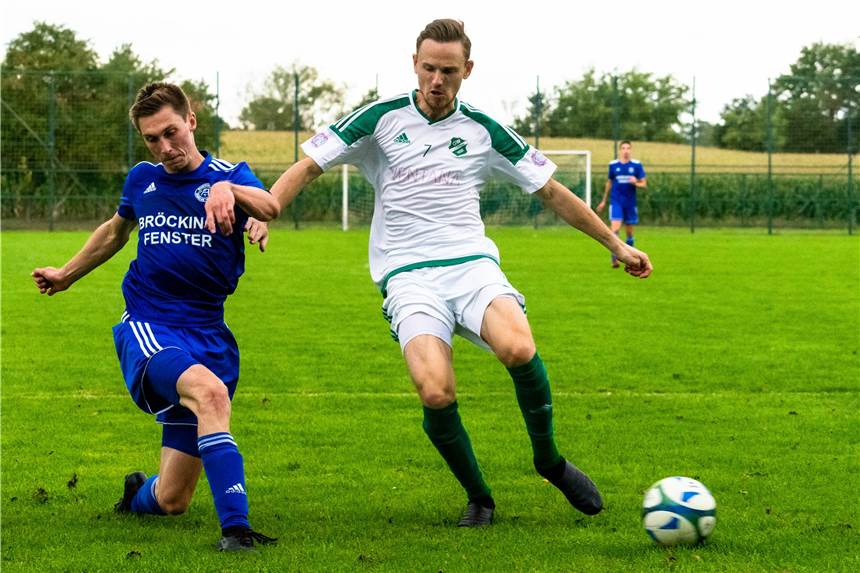 Remis im Derby für GW Lünten „viel zu wenig“ Marvin Rosing (l.) erzielte den Führungstreffer für die Ammeloer. GW-Spielertrainer Thorben Stratmann (r.) war nicht zufrieden mit der Lüntener Leistung im Derby.