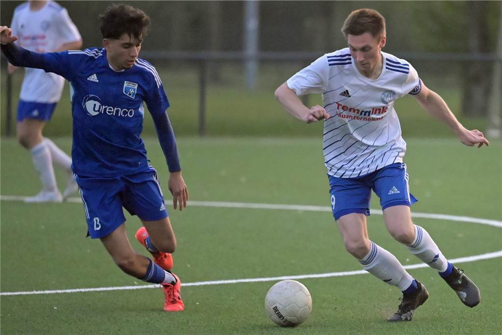 Marvin Rosing von den SF Ammeloe und Hasan Dikmen von Fortuna Gronau
