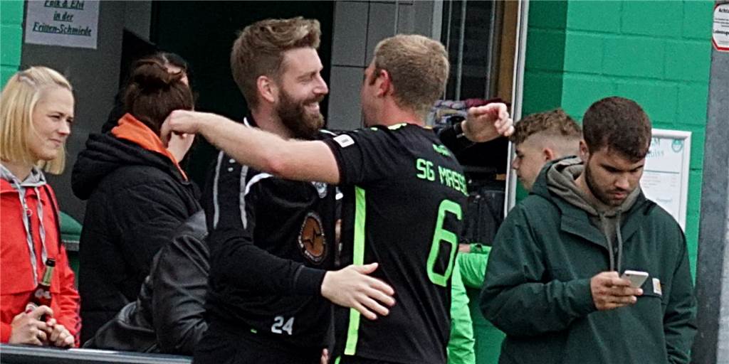 SG Massen: Zum Saisonabschluss in Alstedde entscheidet das Los – Abschiedsspiel für den Co-Trainer Marvin Schmidt (r.) erzielte vergangene Woche ein Elfmetertor, jetzt folgt sein endgültiges Abschiedsspiel.