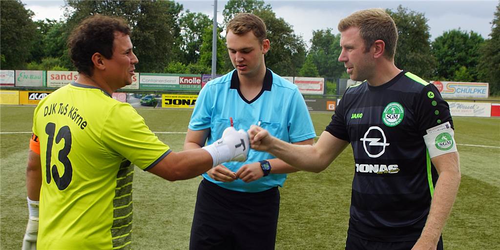Spektakel bei der SG Massen: Torfestival im letzten Heimspiel der Saison Marvin Schmidt (r.) führte die SG Massen in seinem letzten Heimspiel als Kapitän auf das Feld und klatscht mit Körnes Kapitän Marc Wiegand ab. In der Mitte Schiri Dominik Blania.