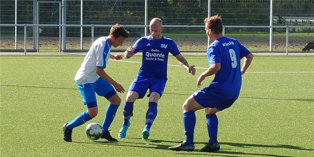 „Grandioses Tor“ beschert SV Südkirchen den nächsten Sieg, doch der Trainer spart nicht an Kritik Marvin Schulz (M.) und Paul König kämpften sich in Wolbeck mit dem SV Südkirchen zu einem knappen Sieg.