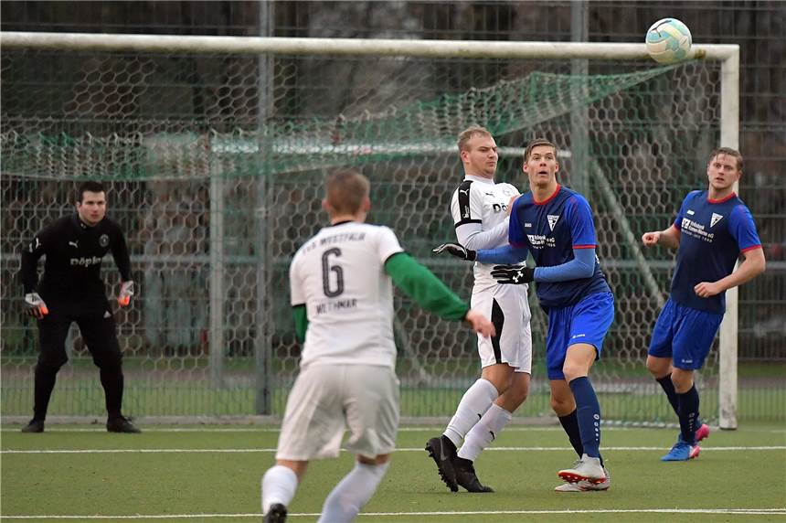 Marvin Schuster: „Das Spiel ist wesentlich intensiver“ Marvin Schuster (2.v.r) hat sein erstes Pflichtspiel für den WSC abgeliefert.