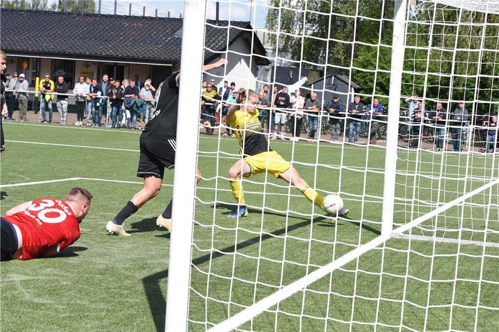 Rettung in letzter Minute: SuS Kaiserau kommt im Abstiegskampf mit blauem Auge davon Marvin Schuster rettete mit seinem Tor das späte 2:2. Dieser Punkt bedeutete den Landesliga-Klassenerhalt.