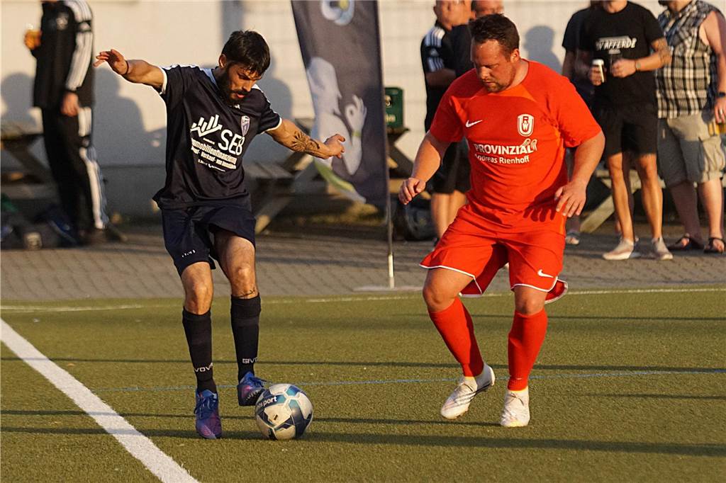 Marvin Waldemar Pogorzalski (RW in Rot) im Kampf um den Ball