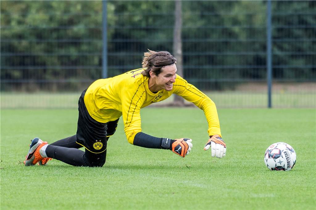 Roman Bürki hat im Kampf um den Platz im BVB-Tor die Nase vorn Marwin Hitz geht als Ersatzmann von Roman Bürki in die Saison. Hitz akzeptiert seine Rolle und verzichtet auf Kampfansagen.