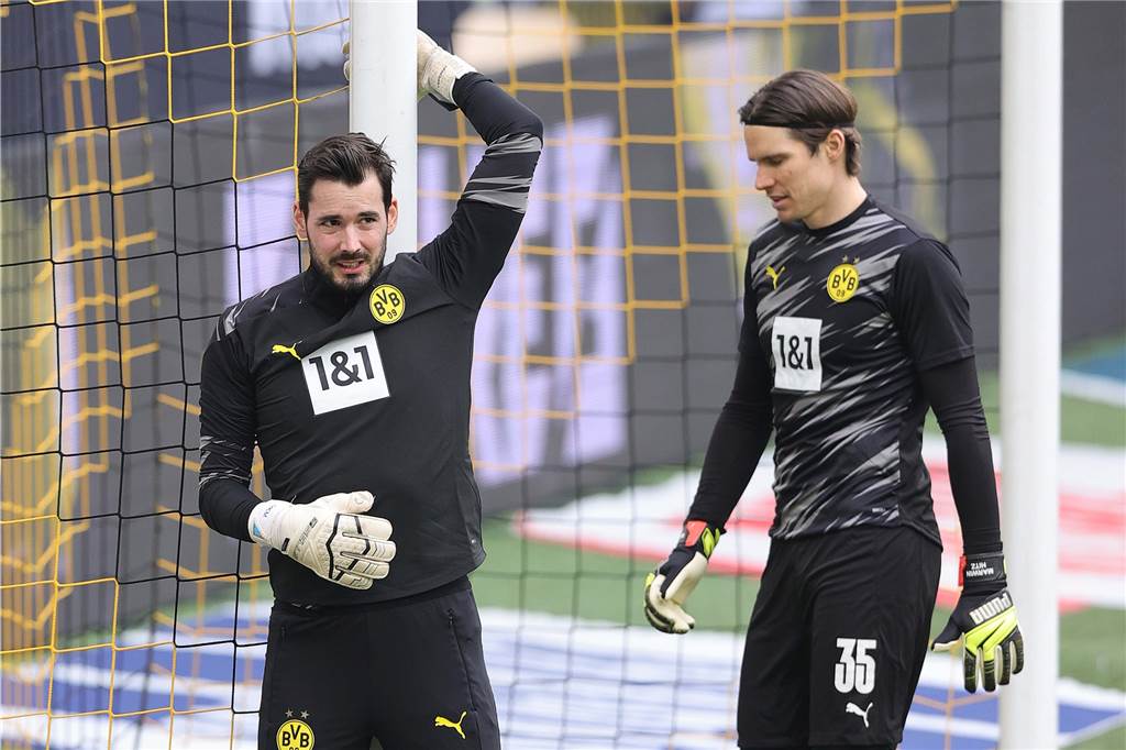BVB-Sportdirektor Zorc über wankelmütige Spieler: „Da haben wir nachgeholfen“ Marwin Hitz (r.) hat Roman Bürki beim BVB zwischen den Pfosten abgelöst.