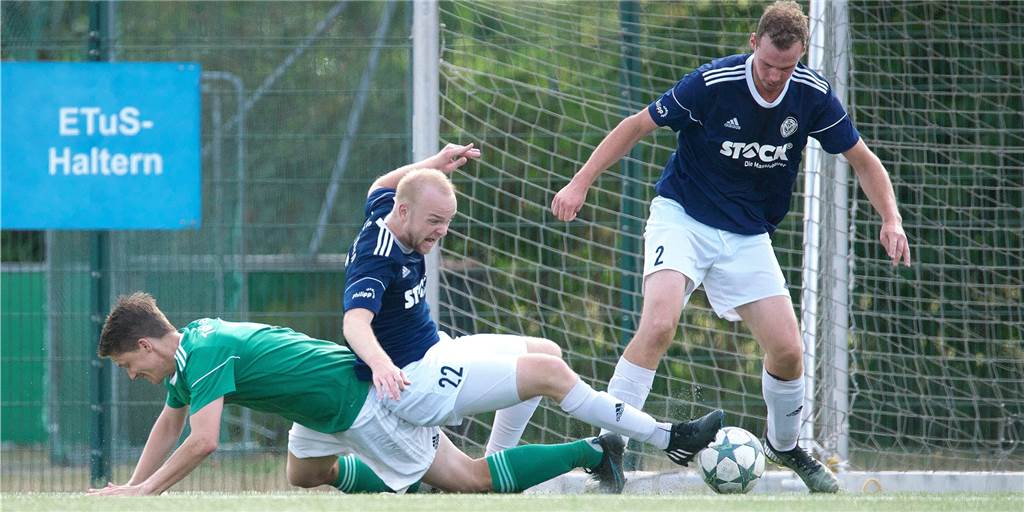 Erst eingewechselt, dann verletzt: Wie geht es ETuS-Spieler Marwin Holtgreve? Marwin Holtgreve (r.) vom ETuS Haltern, hier beim 1:1 gegen Velen, wurde am vergangenen Spieltag gegen Raesfeld in der 52. Minute eingewechselt und musste in der 70. Minute wieder runter.