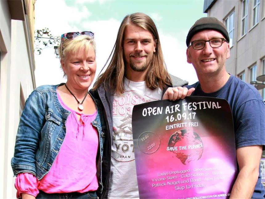 Mary Kupferberg vom Verein „Save the planet“, Patrick Nagel von der Rock’n’Roll-Musikschule und Frank Ronge (r.) vom Café Q machen gemeinsame Sache: Sie veranstalten in diesem Jahr zusammen das Open-Air auf der Waldbühne. Am Samstag, 16. September, findet es statt. Es handelt sich um die 14. Auflage der Veranstaltung in Habinghorst. Die Veranstalter rechnen mit 400 bis 500 Gästen – "was aber natürlich sehr vom Wetter abhängt", so Ronge. 