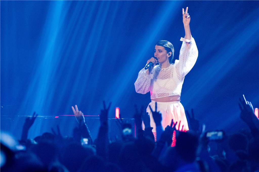 Maryam.fyi (r) macht das Friedenszeichen während ihres Auftritts mit Santos bei der Verleihung der 1Live Krone in der Jahrhunderthalle. 