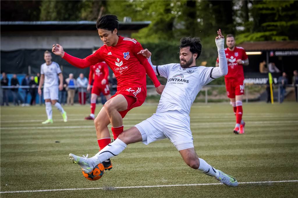 TuS Bövinghausens Großkreutz trifft im Derby gegen Wickede - Physiotherapeut sieht Gelb Masaya Watanabe (l.), hier im Duell gegen Mohamed Cakir, stand überraschend in der Startelf.