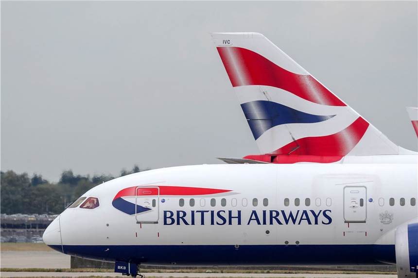 Corona-Mutation: Bundesregierung prüft Landeverbot für britische Maschinen Maschinen von British Airways stehen am Flughafen Heathrow.