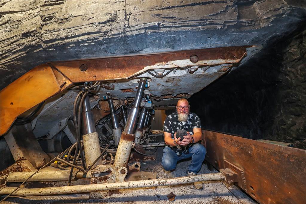 „Unter Tage“ in Dortmund: Auf Zeche Zollern gibt’s bald ein Lehrbergwerk Maschinenbautechniker Klaus Senkel zeigt, wie Kohle abgebaut wurde.