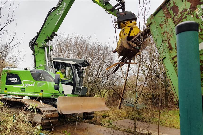 Abriss der illegalen Bienen-Hütte im Naturschutzgebiet Dinkelwiesen bringt Anwohner auf 180 Maschinist Christian Stenert von der Firma Seggewiß aus Stadtlohn brauchte nicht lange, um die maroden Bausubstanz dem Erdboden gleichzumachen und den Schutt in einen Container zu verladen.