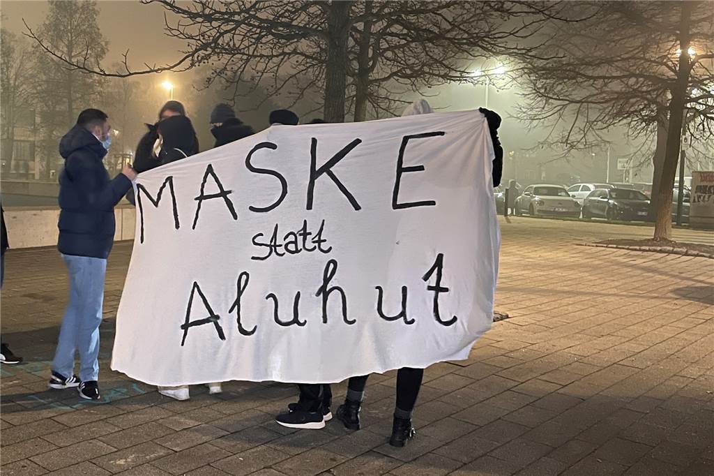 "Maske statt Aluhut" war das Motto der spontan angemeldeten Gegendemonstration.