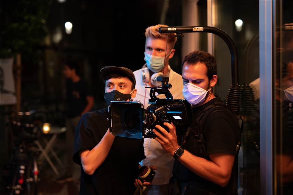 Maske und möglichst viel Abstand: Corona verändert auch die Arbeit am Filmset von Yannick Frotz (hinten, Mitte).