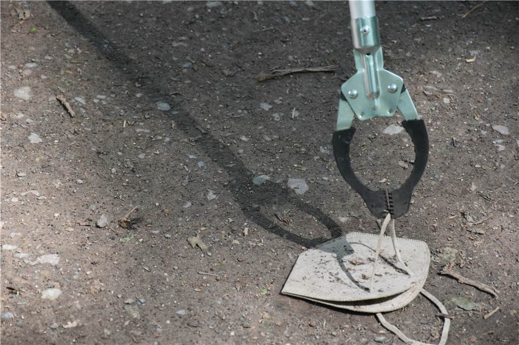 Christian Arndt sammelt mit dem „Rubbish Bike“ Müll in und um Dorsten Masken findet man in Zeiten der Pandemie nicht selten am Wegesrand.