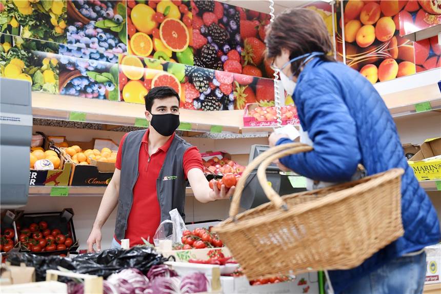 Masken müssen ab Montag (27.4.) beim Einkaufen getragen werden. Auch Schals und Tücher sind erlaubt.