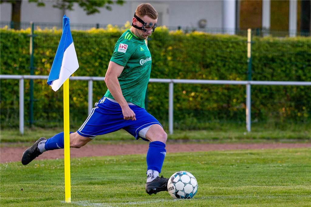 Maurice Majewski: Vom U17-Bundesliga-Kicker zum Holzwickeder Führungsspieler Maskenmann Maurice Majewski hilft hier in der Bezirksliga-U23 mit einem Schutz des Nasenbeins aus.