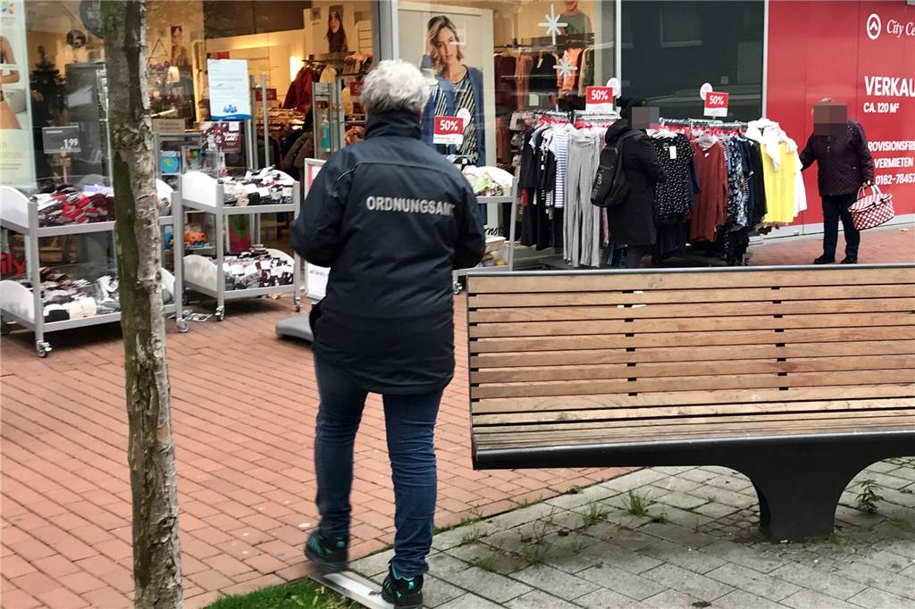 Zwei Jahre Corona in Castrop-Rauxel: Daten, Fakten, Erinnerungen Maskenpflicht herrscht lange Zeit in der Fußgängerzone. Eine Mitarbeiterin des Ordnungsamtes auf dem Weg zu einer Frau, die keine Maske trägt (hinten r.).