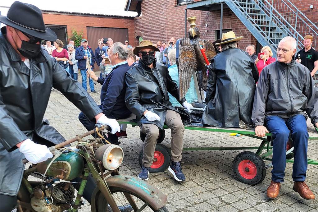 Schützenvogel in Hullern getauft - und gestohlen Maskierte Täter stahlen den Hullerner Schützen den Vogel.