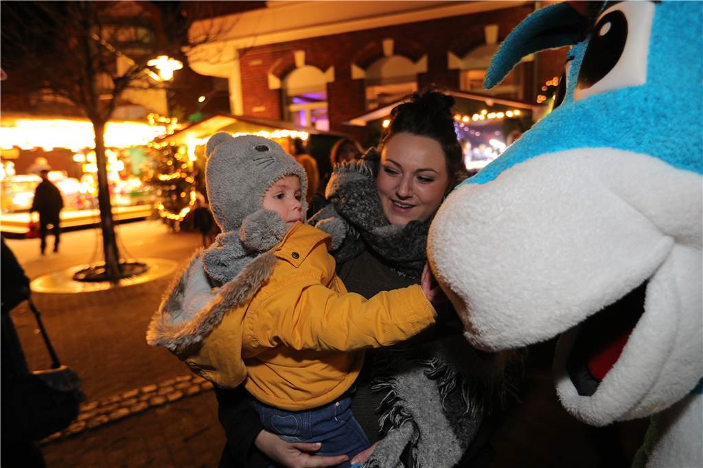 So schön ist die Adventszeit in der Selmer Altstadt Maskottchen Leni ist die Freundin aller Kinder.