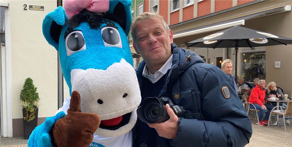 Bitte lächeln! Bilder unserer Foto-Aktion beim Herbstfest 2022 in Dorsten Maskottchen Leni und Fotograf Markus Gehring am Stand der Dorstener Zeitung.