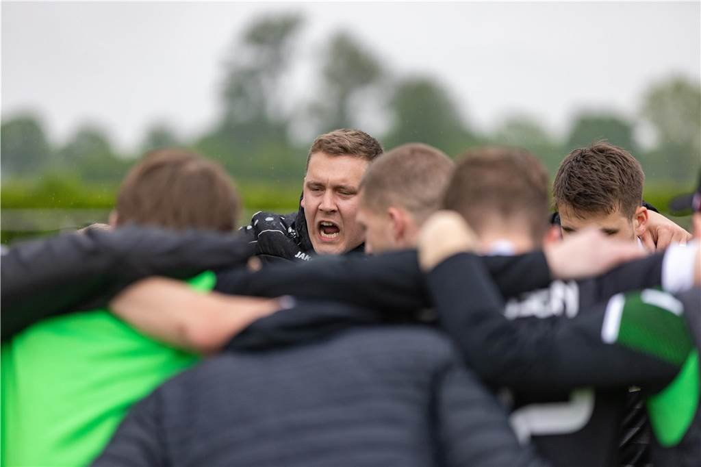 SG Massen II bewahrt Aufstiegschancen nach Schlammschlacht Massen-Coach Daniel Pilzecker peitscht seine Mannschaft ein.