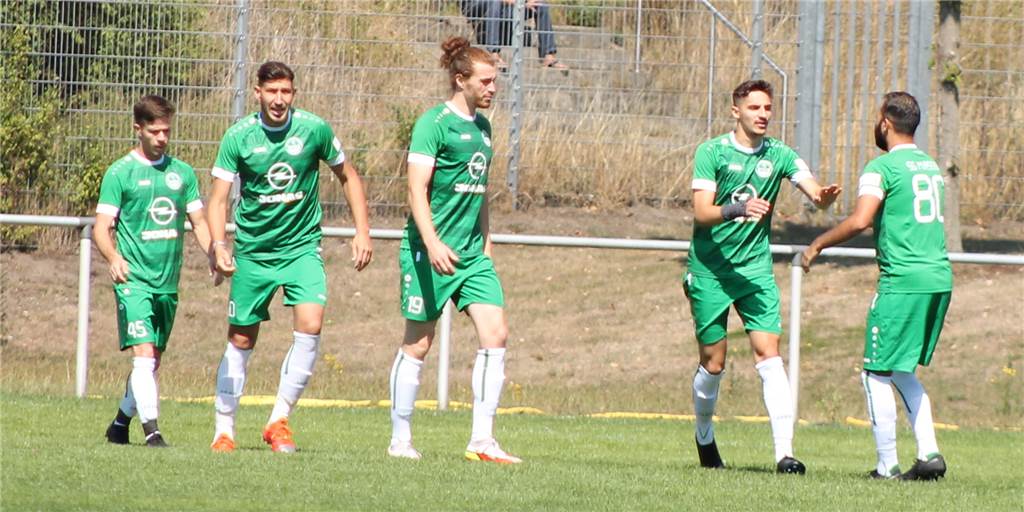 Neuzugang mit Doppelpack in 100 Minuten: SG Massen erreicht im Kreispokal das Achtelfinale Massener Jubel beim 1:0 durch Franco Jans (l.).