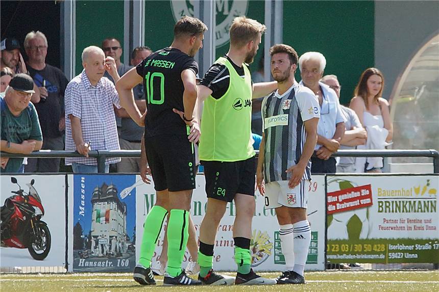 Drei Spielabbrüche: Hier gibt‘s alle Ergebnisse des Wochenendes auf einen Blick Massens Spielertrainer Marco Köhler (M.) versuchte die Gemüter noch zu beruhigen, doch der Gast aus Hohenlimburg - hier mit Saffet Davulcu - ging nach 49 Minuten geschlossen vom Platz. Sascha Grasteit (l.) sah die Rote Karte.