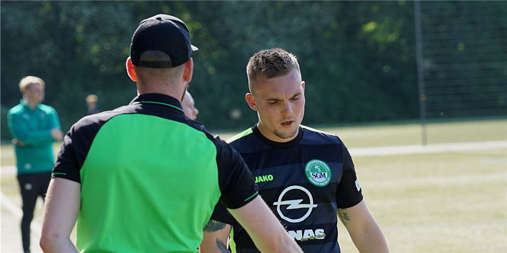 Massener Abschieds-Gala gegen DJK Körne: Zwei Spieler und ein Trainer gehen von Bord Massens Trainer Marco Köhler (l.) und Janos Moritz Dahl treffen im letzten Heimspiel am Sonntag auf die DJK Körne.