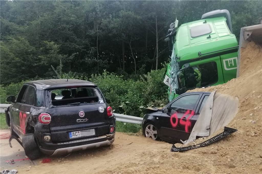 Langweilig, aber lebensgefährlich: Wieso kracht es so oft auf der A31? Massenunfall am 24. Juli 2020 auf der A31, die noch bis nach Mitternacht gesperrt war: Zehn Menschen erlitten Verletzungen.