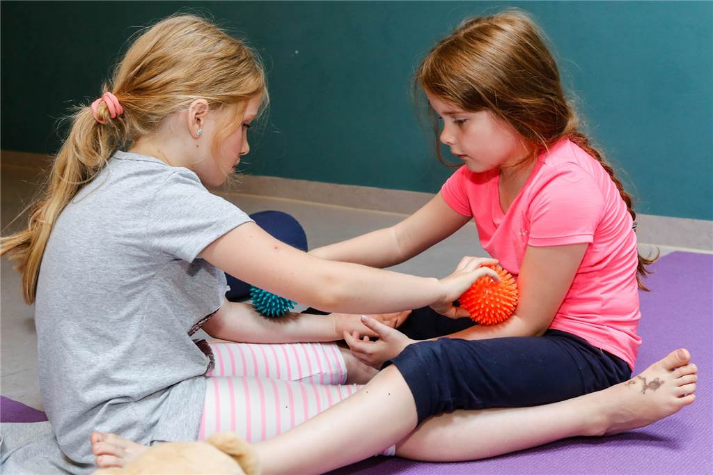 Wenn der Salamander beim Kinderyoga auf dem Stein liegt Massieren mit dem Igelball: eine kleine Entspannungseinheit und gleichzeitig eine Möglichkeit, den Körper besser kennen zu lernen.
