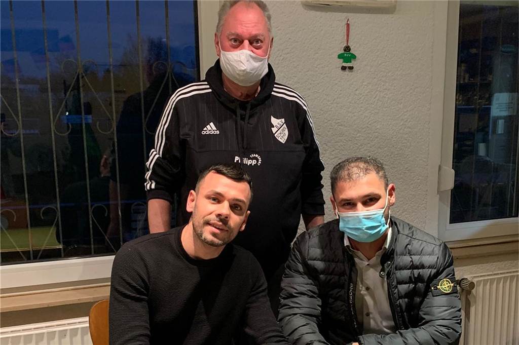 Seit Monaten fehlt jede Spur: Ist beim BSV Schüren ein Ex-Profi verschwunden? Massimo Ornatelli (l.) bei der Vertragsunterzeichnung mit Schürens Vorsitzendem Peter Seifert (hinten).