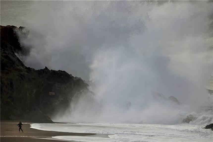 Vulkan verwandelt Tonga in „Mondlandschaft“ Massive Brandung an der Westküste Australiens nach dem unterseeischen Ausbruch des Vulkans Hunga Tonga Ha’apai in Tonga.
