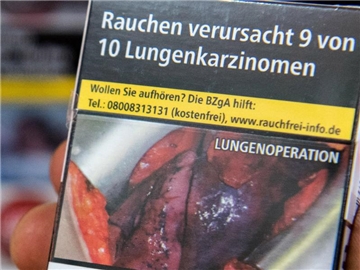 Maßnahmen wie Schockbilder auf Zigarettenschachteln zeigen beim Kampf gegen Tabak-Konsum Wirkung. Das ergab nun eine WHO-Studie. Foto: Daniel Bockwoldt/dpa