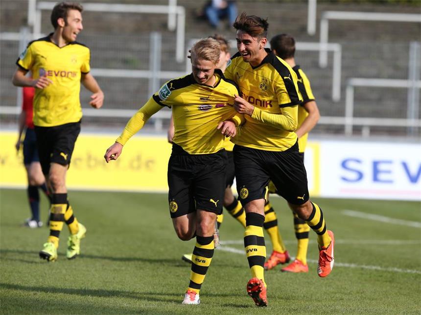 Matchwinner Hanke - BVB II feiert ersten Heimsieg Matchwinner des BVB II gegen Wiedenbrück: Philipp Hanke (l.).