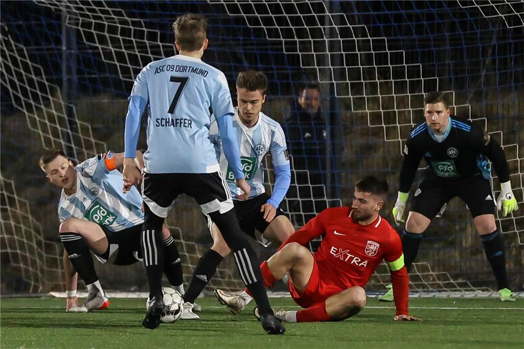 Glücklicher Sieg: ASC wirft Lüner SV aus dem Pokal - Matchwinner steht für Axel Schmeing fest Matchwinner für den ASC 09: Oliver Roll (r.) hielt sein Tor sauber.