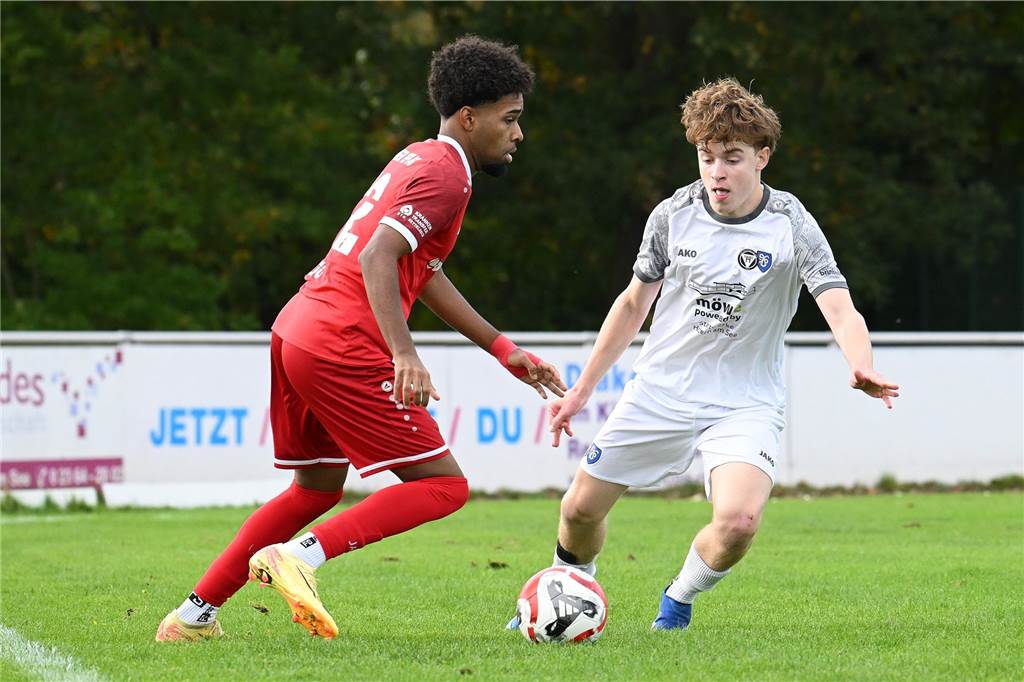 Matchwinner in letzter Sekunde: Dennis Kurtoglu (r.) sicherte dem TuS Haltern drei Punkte.